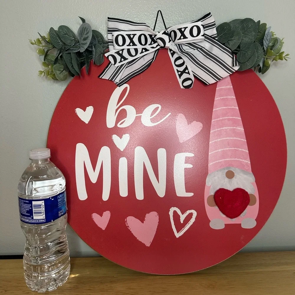 Round Wooden‎ Valentines Day ‘Be Mine’ Gnome Hanging Wall Or Door Sign